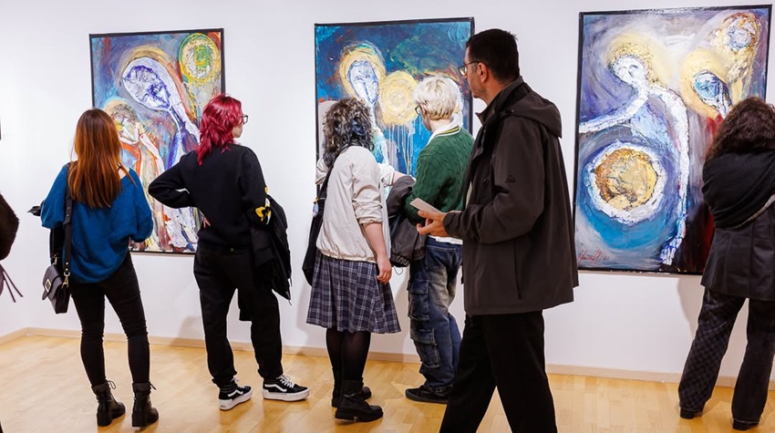 ZLATO, SREBRO I TIŠINA: IZLOŽBA MONIKE RADOVANČEVIĆ BOJANIĆ